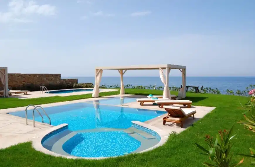 Creating a Mediterranean Pool Atmosphere With Simple Materials